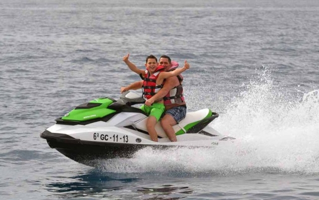 moto de agua en familia